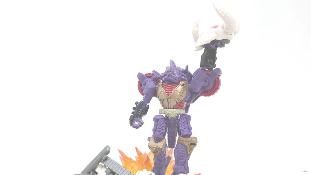 Transformers Legacy Skullgrin Deluxe Class Figure Image  (12 of 31)